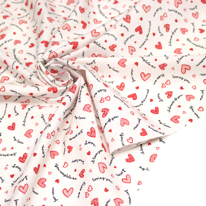 Tissu cotonnade LOVE LOVE, petits cœurs rouges et mots d’amour sur fond blanc