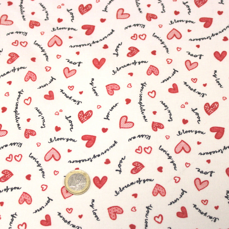 Tissu cotonnade LOVE LOVE, petits cœurs rouges et mots d’amour sur fond blanc