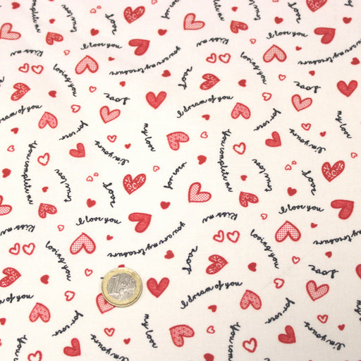 Tissu cotonnade LOVE LOVE, petits cœurs rouges et mots d’amour sur fond blanc - TissusPapi.com