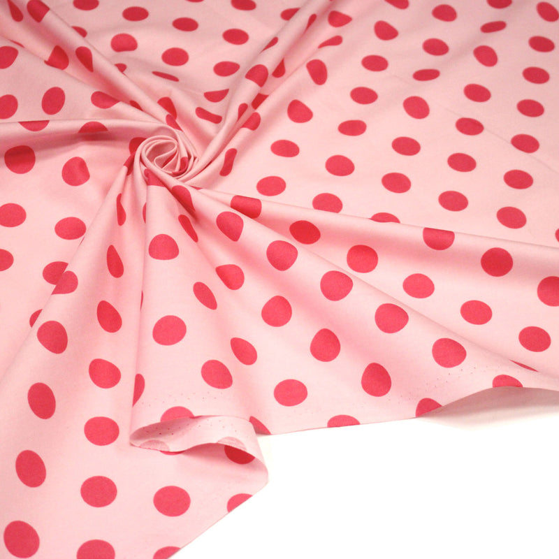 Tissu popeline de coton rose pâle à pois rouge magenta 18mm - COLLECTION POLKA DOT - TissusPapi.com