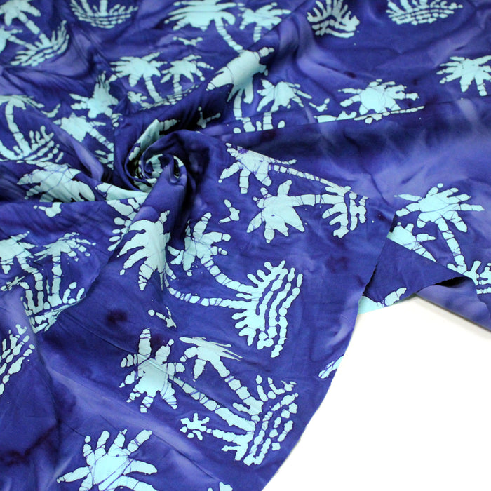 Tissu coton BATIK aux palmiers bleu ciel, fond bleu roi - MADE IN INDIA - TissusPapi.com