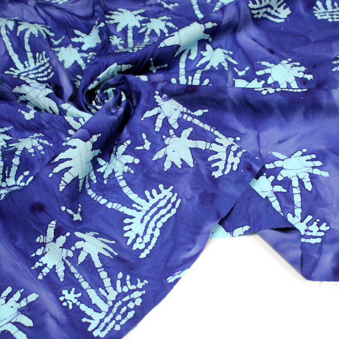 Tissu coton BATIK aux palmiers bleu ciel, fond bleu roi - MADE IN INDIA - TissusPapi.com