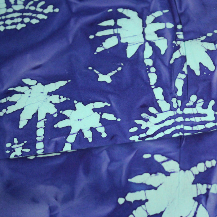 Tissu coton BATIK aux palmiers bleu ciel, fond bleu roi - MADE IN INDIA - TissusPapi.com