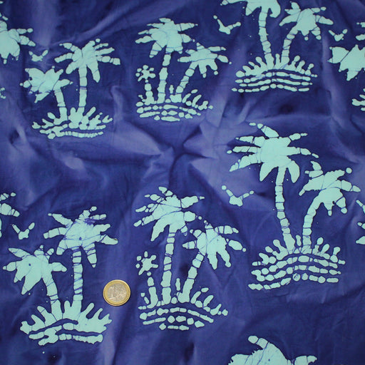 Tissu coton BATIK aux palmiers bleu ciel, fond bleu roi - MADE IN INDIA - TissusPapi.com