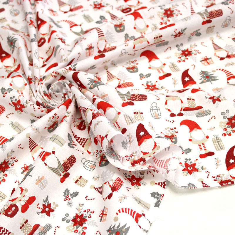 Tissu cotonnade de NOËL – Gnomes, cadeaux et fleurs de Noël rouges & gris, fond blanc - OEKO-TEX STANDARD 100