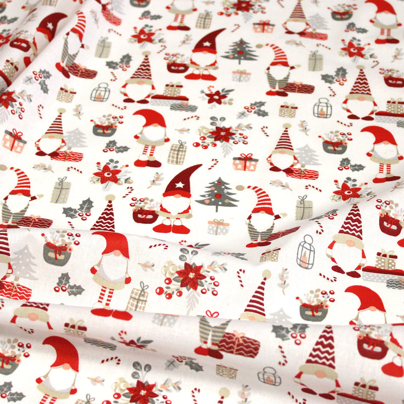 Tissu cotonnade de NOËL – Gnomes, cadeaux et fleurs de Noël rouges & gris, fond blanc - OEKO-TEX STANDARD 100