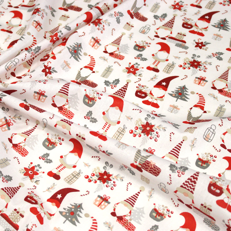 Tissu cotonnade de NOËL – Gnomes, cadeaux et fleurs de Noël rouges & gris, fond blanc - OEKO-TEX STANDARD 100