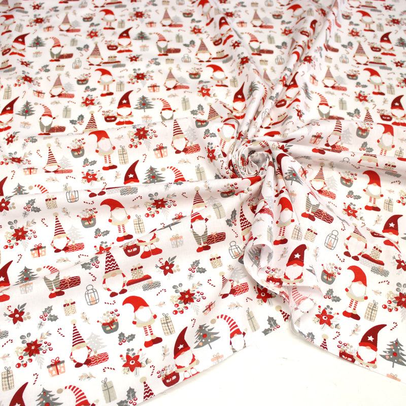 Tissu cotonnade de NOËL – Gnomes, cadeaux et fleurs de Noël rouges & gris, fond blanc - OEKO-TEX STANDARD 100