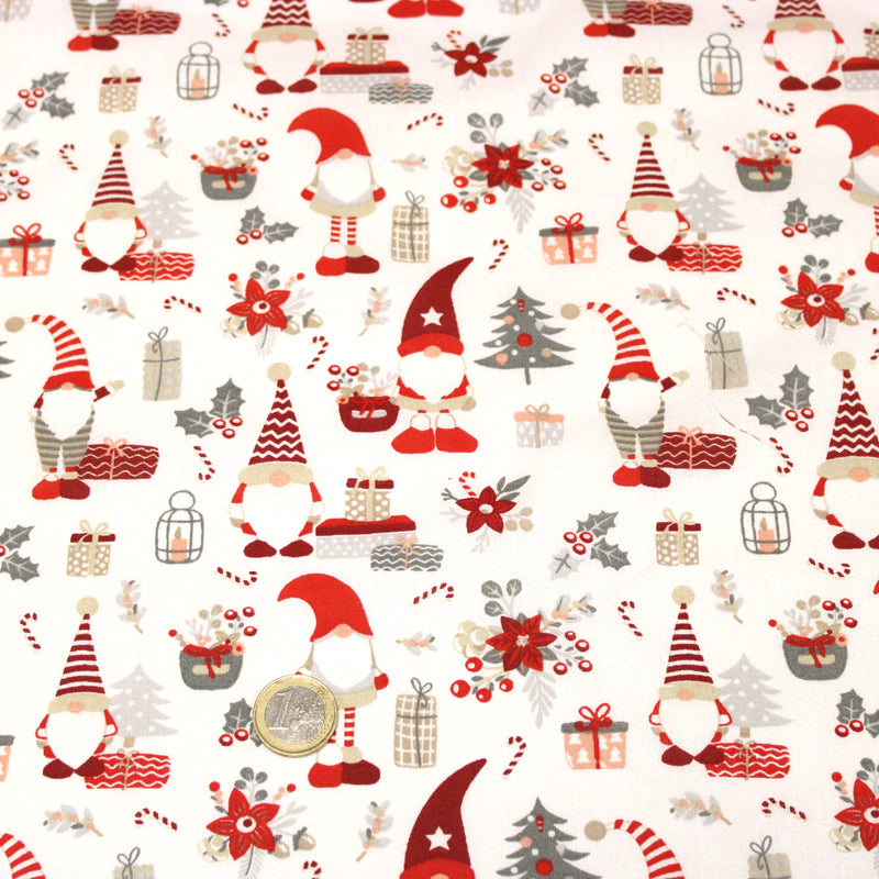 Tissu cotonnade de NOËL – Gnomes, cadeaux et fleurs de Noël rouges & gris, fond blanc - OEKO-TEX STANDARD 100