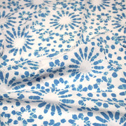 Tissu coton block print blanc cassé aux fleurs bleu turquoise - MADE IN INDIA - TissusPapi.com