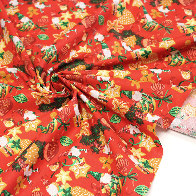 Tissu cotonnade de NOËL - Gnomes et biscuits de fête, fond rouge - OEKO-TEX STANDARD 100