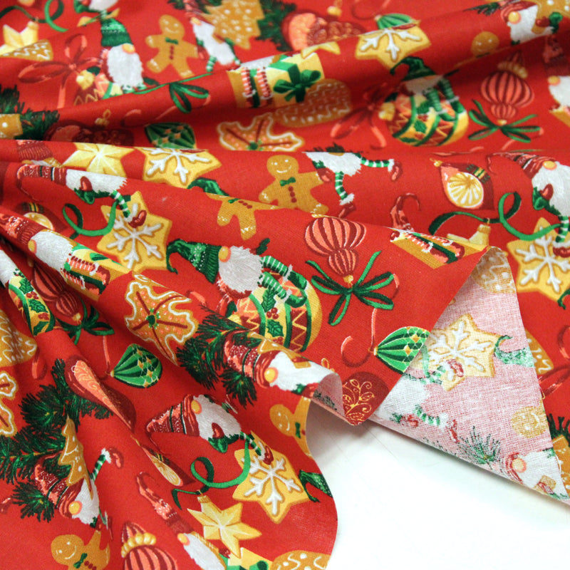 Tissu cotonnade de NOËL - Gnomes et biscuits de fête, fond rouge - OEKO-TEX STANDARD 100