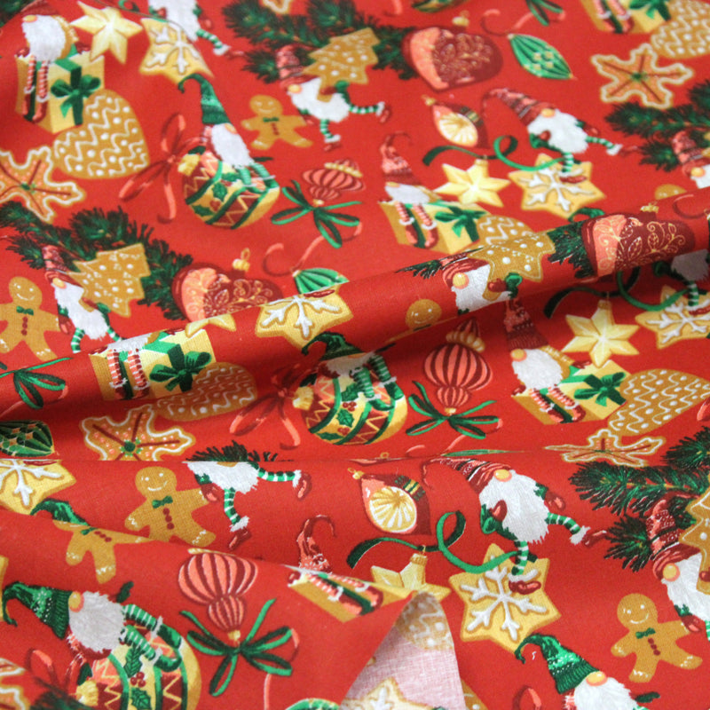 Tissu cotonnade de NOËL - Gnomes et biscuits de fête, fond rouge - OEKO-TEX STANDARD 100