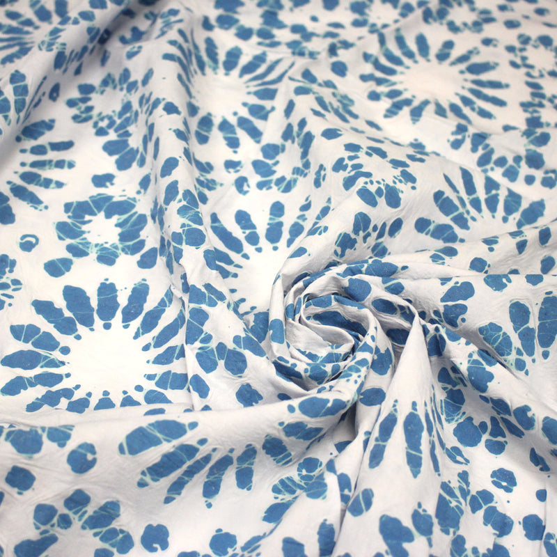 Tissu coton block print blanc cassé aux fleurs bleu turquoise - MADE IN INDIA - TissusPapi.com