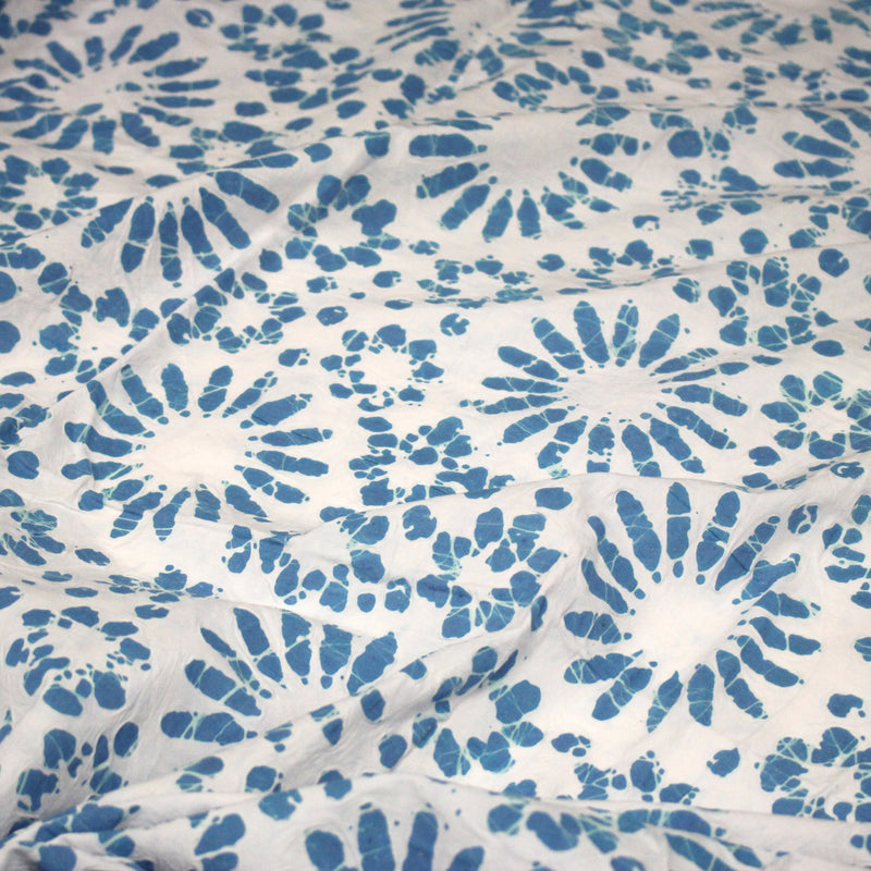 Tissu coton block print blanc cassé aux fleurs bleu turquoise - MADE IN INDIA - TissusPapi.com