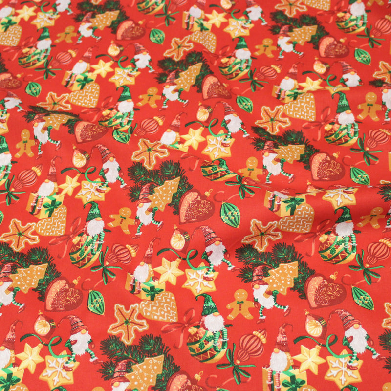Tissu cotonnade de NOËL - Gnomes et biscuits de fête, fond rouge - OEKO-TEX STANDARD 100