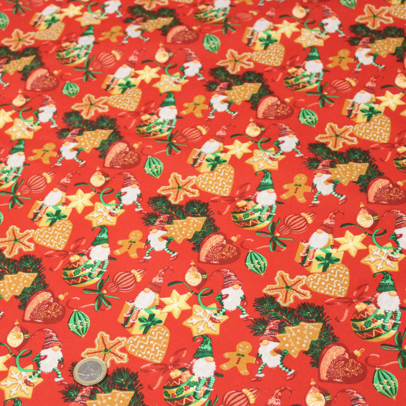 Tissu cotonnade de NOËL - Gnomes et biscuits de fête, fond rouge - OEKO-TEX STANDARD 100