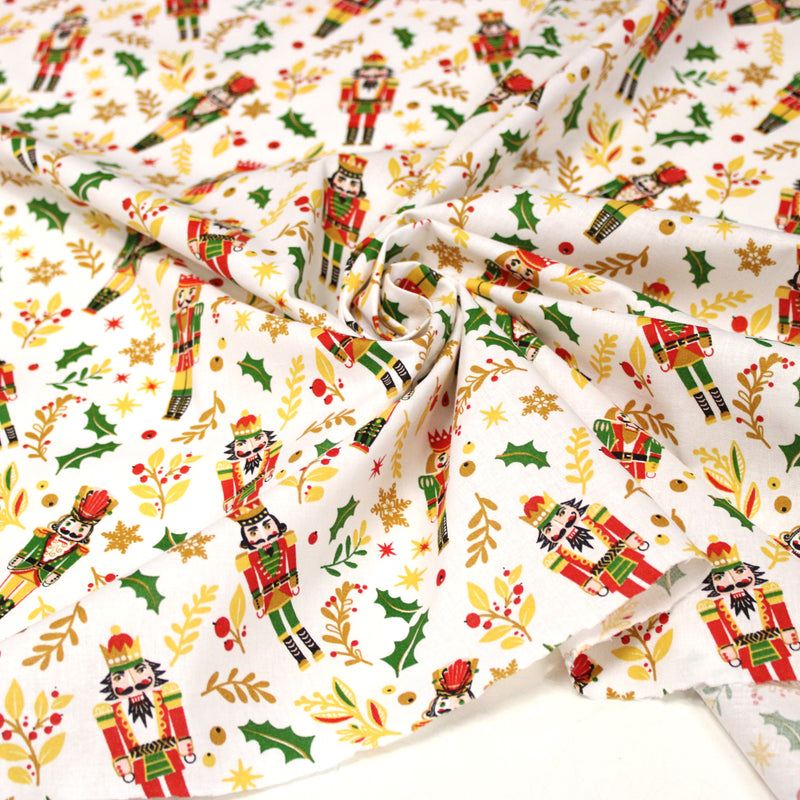 Tissu cotonnade de NOËL, Casse-noisettes, houx et feuillages ocres, fond blanc - OEKO-TEX STANDARD 100