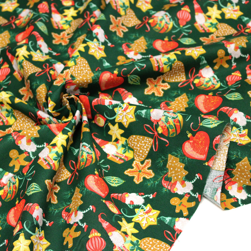 Tissu cotonnade de NOËL – Gnomes, biscuits et boules de fête, fond vert sapin - OEKO-TEX STANDARD 100