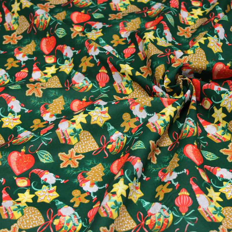 Tissu cotonnade de NOËL – Gnomes, biscuits et boules de fête, fond vert sapin - OEKO-TEX STANDARD 100