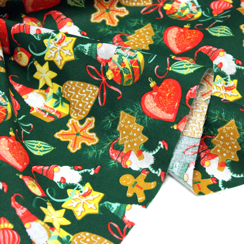 Tissu cotonnade de NOËL – Gnomes, biscuits et boules de fête, fond vert sapin - OEKO-TEX STANDARD 100