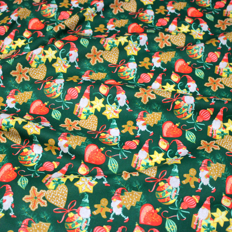 Tissu cotonnade de NOËL – Gnomes, biscuits et boules de fête, fond vert sapin - OEKO-TEX STANDARD 100