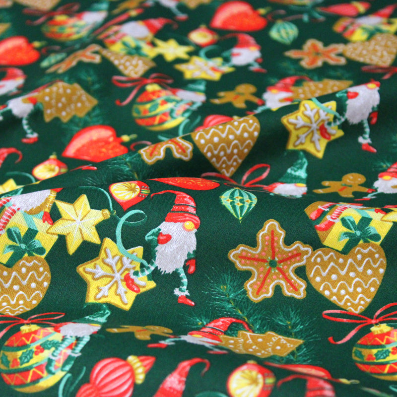 Tissu cotonnade de NOËL – Gnomes, biscuits et boules de fête, fond vert sapin - OEKO-TEX STANDARD 100