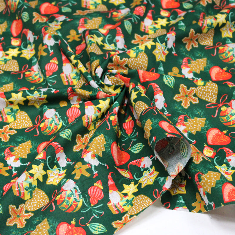 Tissu cotonnade de NOËL – Gnomes, biscuits et boules de fête, fond vert sapin - OEKO-TEX STANDARD 100