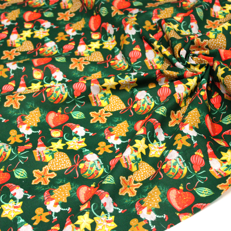 Tissu cotonnade de NOËL – Gnomes, biscuits et boules de fête, fond vert sapin - OEKO-TEX STANDARD 100