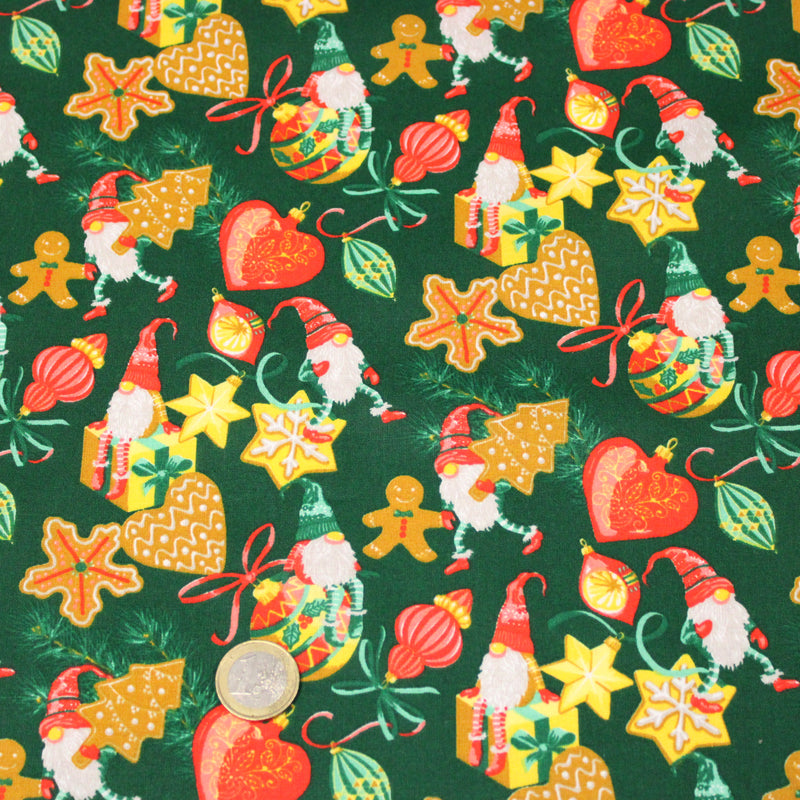 Tissu cotonnade de NOËL – Gnomes, biscuits et boules de fête, fond vert sapin - OEKO-TEX STANDARD 100