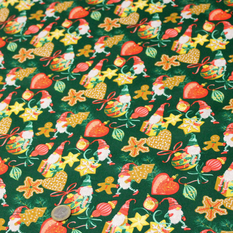 Tissu cotonnade de NOËL – Gnomes, biscuits et boules de fête, fond vert sapin - OEKO-TEX STANDARD 100
