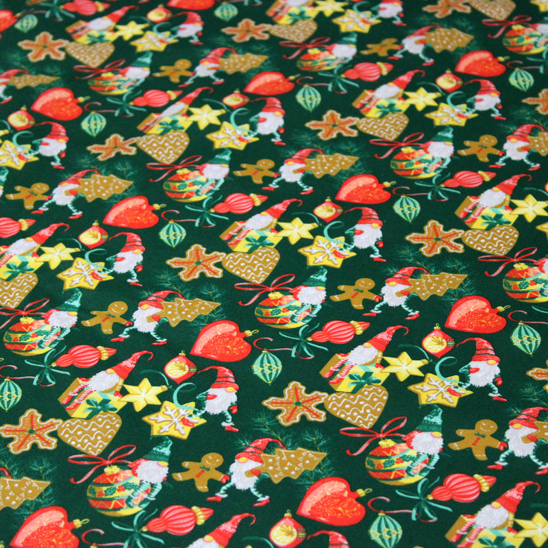 Tissu cotonnade de NOËL – Gnomes, biscuits et boules de fête, fond vert sapin - OEKO-TEX STANDARD 100