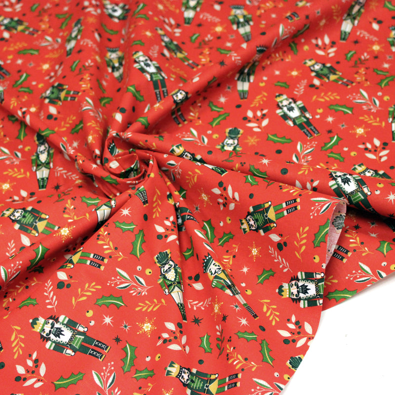 Tissu cotonnade de NOËL, Casse-noisettes, houx et feuillages ocres, fond rouge - OEKO-TEX STANDARD 100