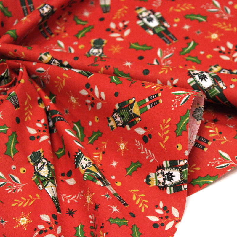 Tissu cotonnade de NOËL, Casse-noisettes, houx et feuillages ocres, fond rouge - OEKO-TEX STANDARD 100