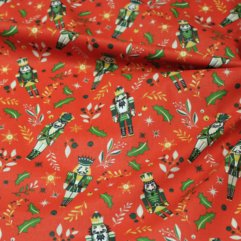 Tissu cotonnade de NOËL, Casse-noisettes, houx et feuillages ocres, fond rouge - OEKO-TEX STANDARD 100