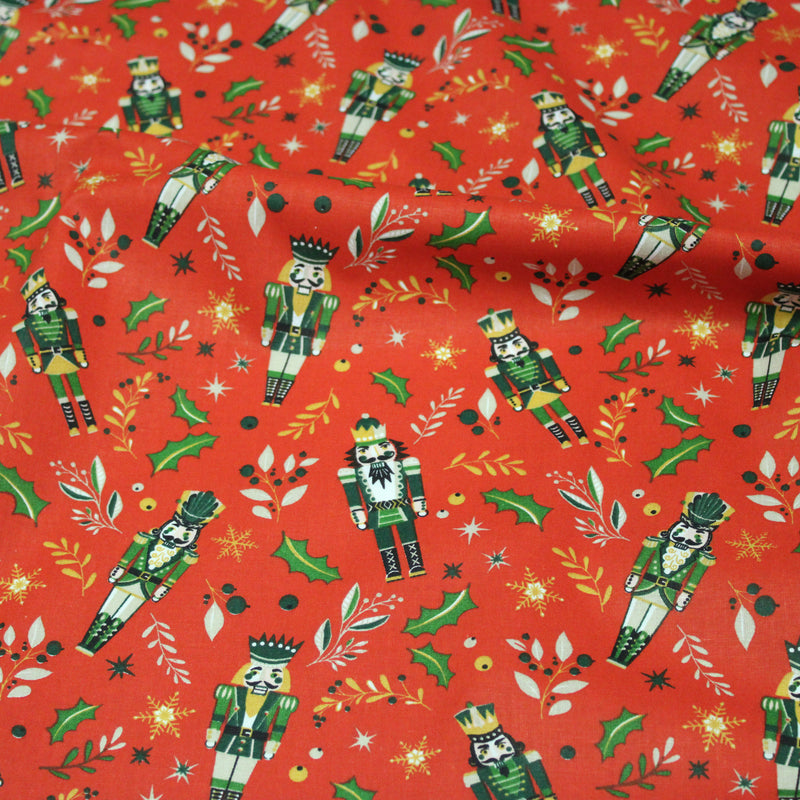 Tissu cotonnade de NOËL, Casse-noisettes, houx et feuillages ocres, fond rouge - OEKO-TEX STANDARD 100