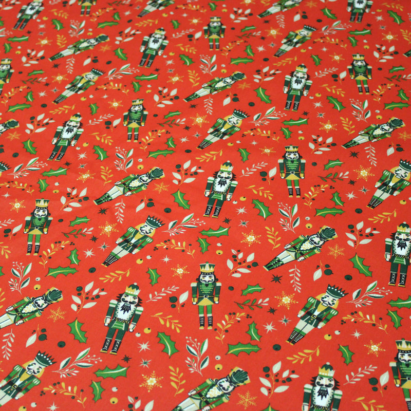 Tissu cotonnade de NOËL, Casse-noisettes, houx et feuillages ocres, fond rouge - OEKO-TEX STANDARD 100