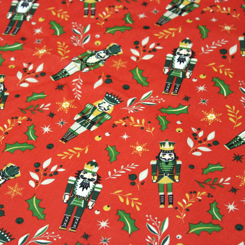 Tissu cotonnade de NOËL, Casse-noisettes, houx et feuillages ocres, fond rouge - OEKO-TEX STANDARD 100