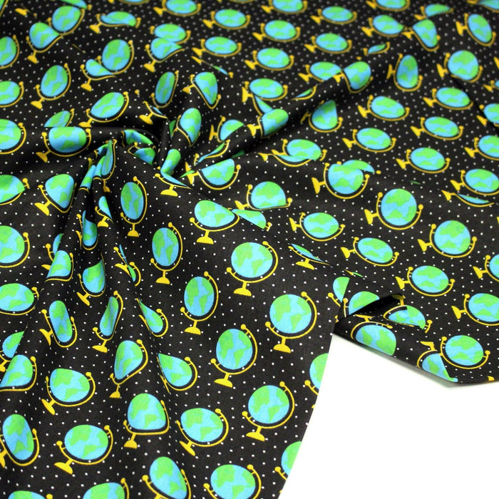 Tissu popeline coton, Les mappemondes sur fond noir étoilé - Collection VOYAGE - TissusPapi.com