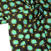 Tissu popeline coton, Les mappemondes sur fond noir étoilé - Collection VOYAGE - TissusPapi.com