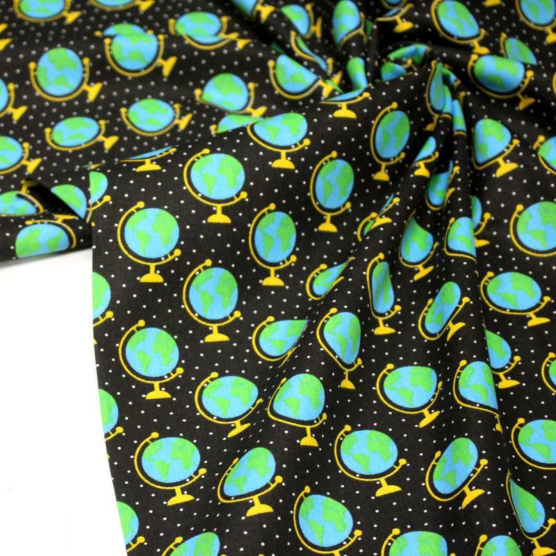 Tissu popeline coton, Les mappemondes sur fond noir étoilé - Collection VOYAGE - TissusPapi.com