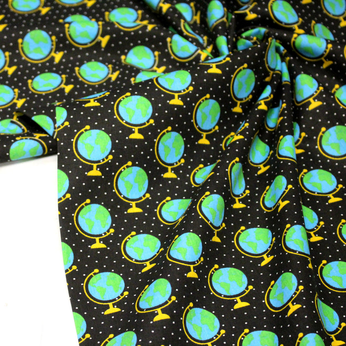 Tissu popeline coton, Les mappemondes sur fond noir étoilé - Collection VOYAGE - TissusPapi.com