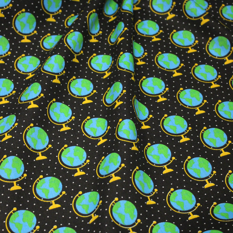 Tissu popeline coton, Les mappemondes sur fond noir étoilé - Collection VOYAGE - TissusPapi.com