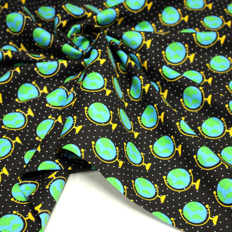 Tissu popeline coton, Les mappemondes sur fond noir étoilé - Collection VOYAGE - TissusPapi.com