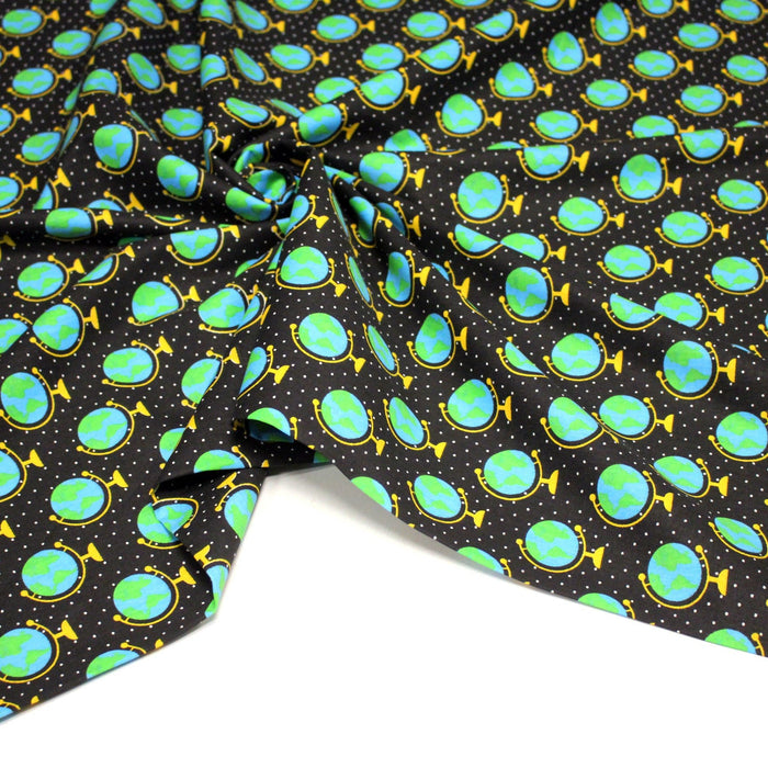 Tissu popeline coton, Les mappemondes sur fond noir étoilé - Collection VOYAGE - TissusPapi.com
