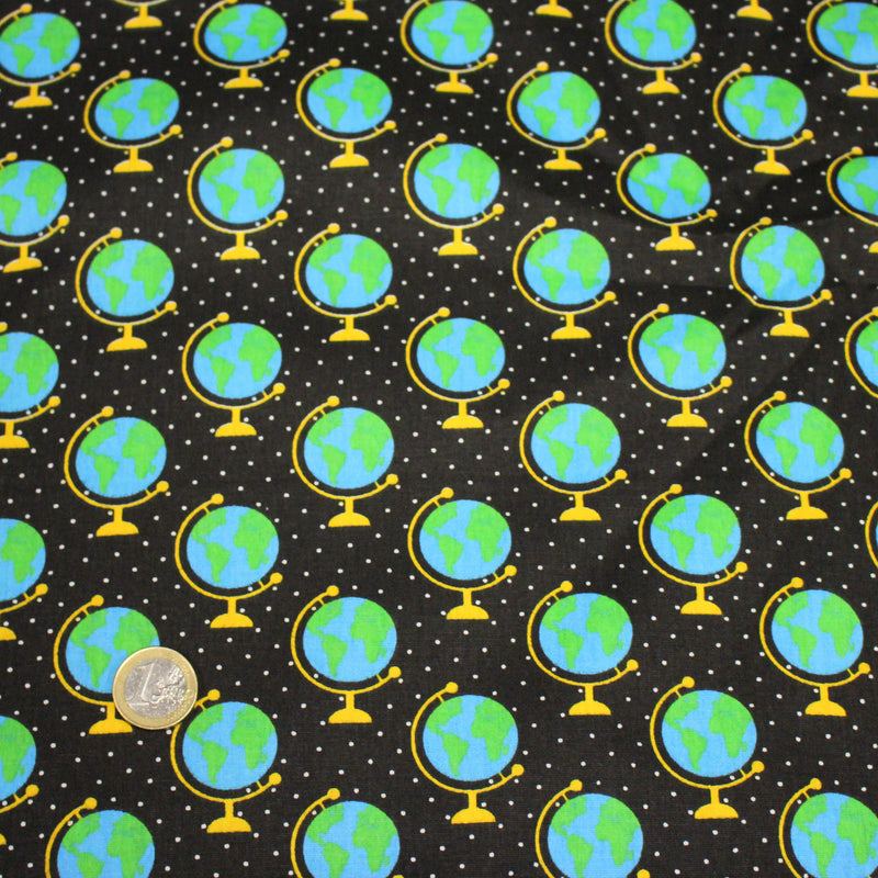 Tissu popeline coton, Les mappemondes sur fond noir étoilé - Collection VOYAGE - TissusPapi.com