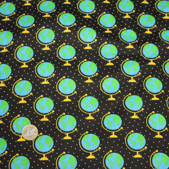 Tissu popeline coton, Les mappemondes sur fond noir étoilé - Collection VOYAGE - TissusPapi.com