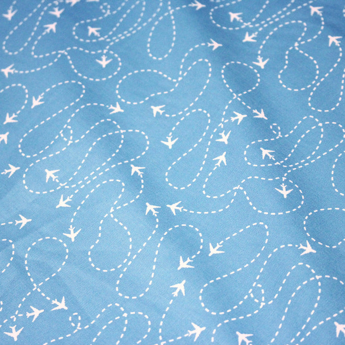 Tissu popeline coton bleu aux avions et lignes de vol, collection VOYAGE - TissusPapi.com