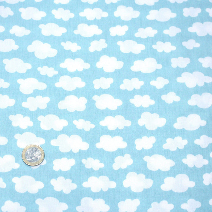 Tissu popeline coton bleu ciel aux nuages blanc, collection VOYAGE - TissusPapi.com