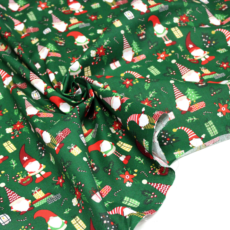 Tissu cotonnade de NOËL – Gnomes, cadeaux et fleurs de Noël, fond vert - OEKO-TEX STANDARD 100